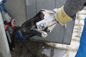 01 Taglio cavo elettrico con cesoia manuale