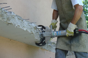 01 frantumazione solaio con pinza manuale