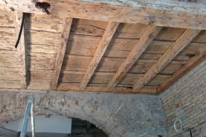 Sabbiatura tetto in legno locale al centro di Roma 01